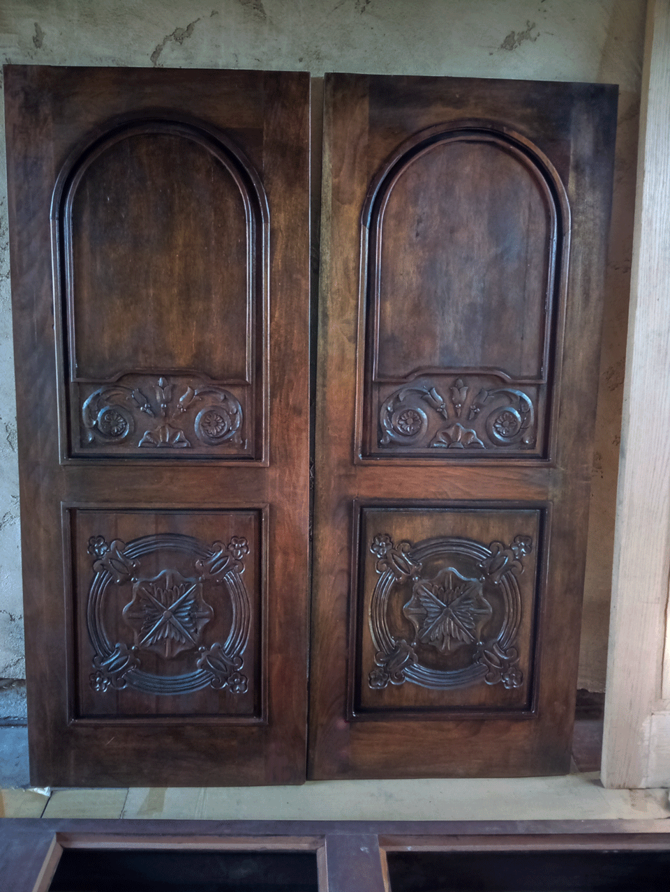 Mahogany-1-exterior-carved-door-double-Roma-dark-walnut-vs-jacobean-stains-